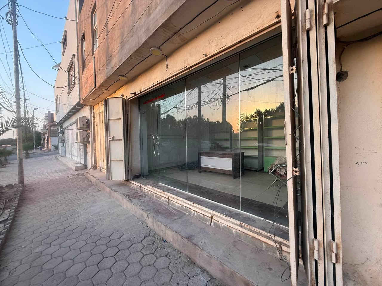 ثلاث محلات مع شقة للإيجار في حي الجامعة
واجهة المحلات عشرة متر نزال خمسة 
مساحة الشقة 80 متر 
للإستفسار ***********
