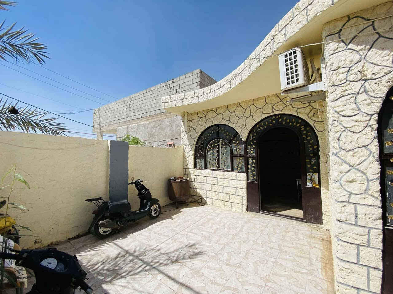 بيت للرهان يحتوي على غرفة نوم ٦*٤واستقبال ٦*٤.٥ ومطبخ ٦*٤كونكريت مسلح بناء طابوق ارضيه مرمر بيت مرتب مساحته ١٨٧ م
الموقع شارع المطار القديم قرب اسواق الامير 
السعر المطلوب ١٨ مليون 
خط مولد ذهبي خطين كهرباء وطني 
للاستفسار الاتصال عالرقم 
***********
بيت للرهان يحتوي على غرفة نوم ٦*٤واستقبال ٦*٤.٥ ومطبخ ٦*٤كونكريت مسلح بناء طابوق ارضيه مرمر بيت مرتب مساحته ١٨٧ م

