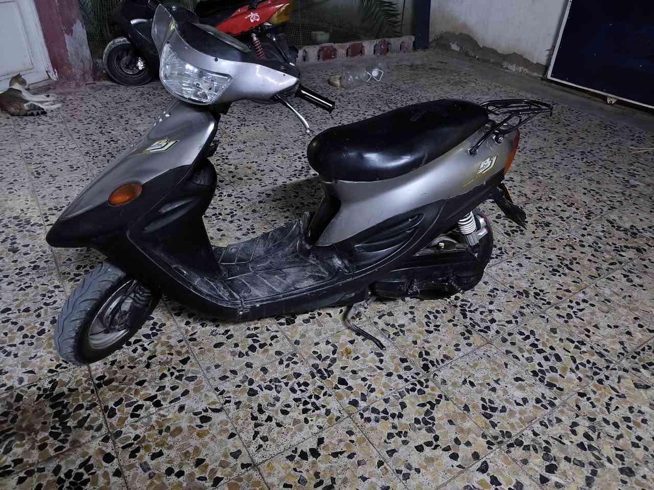 دراجة 9 زروف مفتوحة مرة وحدة ب350 وبيها مجال اوراق 
ورقم التواصل ***********
