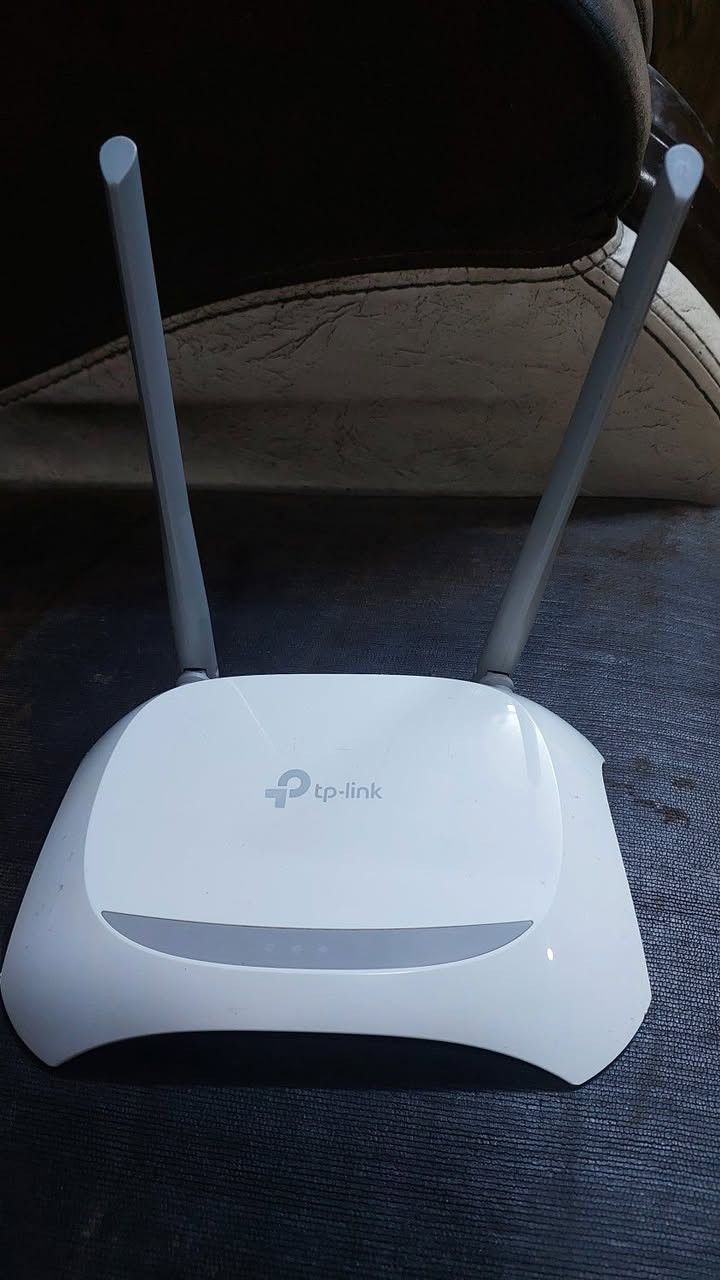 راوترات عدد ٢ للبيع نوع Tp-link جديدات واستخدام قليل جدا ونظيفات والتفاصيل اكثر في الصور وللاستفسار التواصل على الصفحه او على الرقم *********** واتساب
