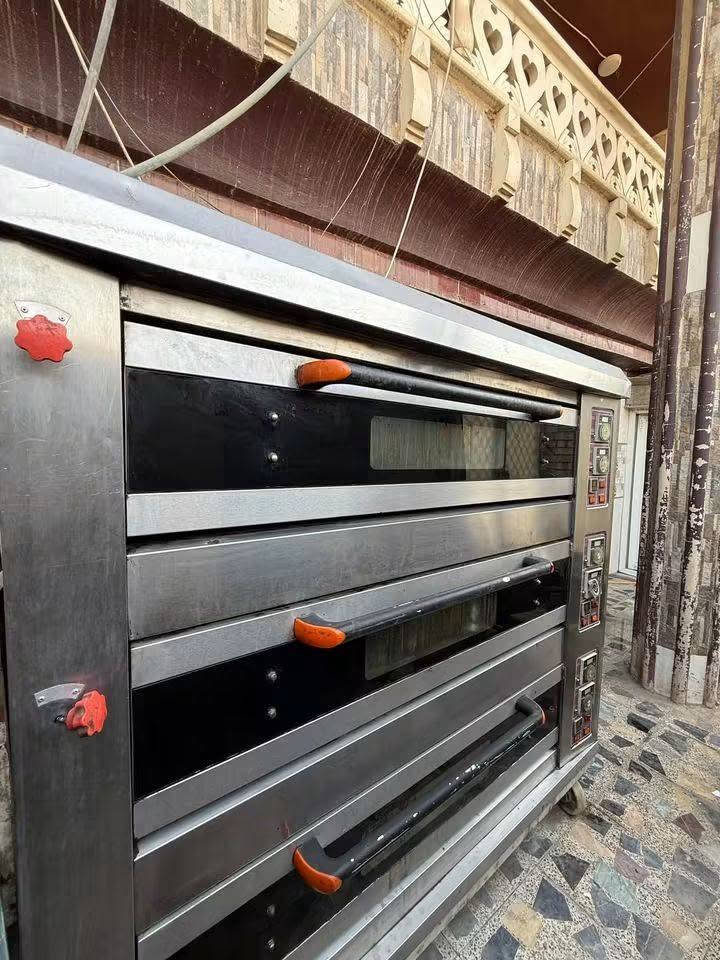 نوع الفرن: فرن طبقات تجاري (Deck Oven) يتكون من 3 طبقات / يتسع لـ 6 صواني قياس كبير.المنشأ / التصميم: تصميم تجاري متين ومقاوم للاستخدام الشاق، مزود بلوحة تحكم إلكترونية حرارية رقمية (منظومة LUSI الشهيرة بدقتها وسهولة توفر المكان بغداد ***********
