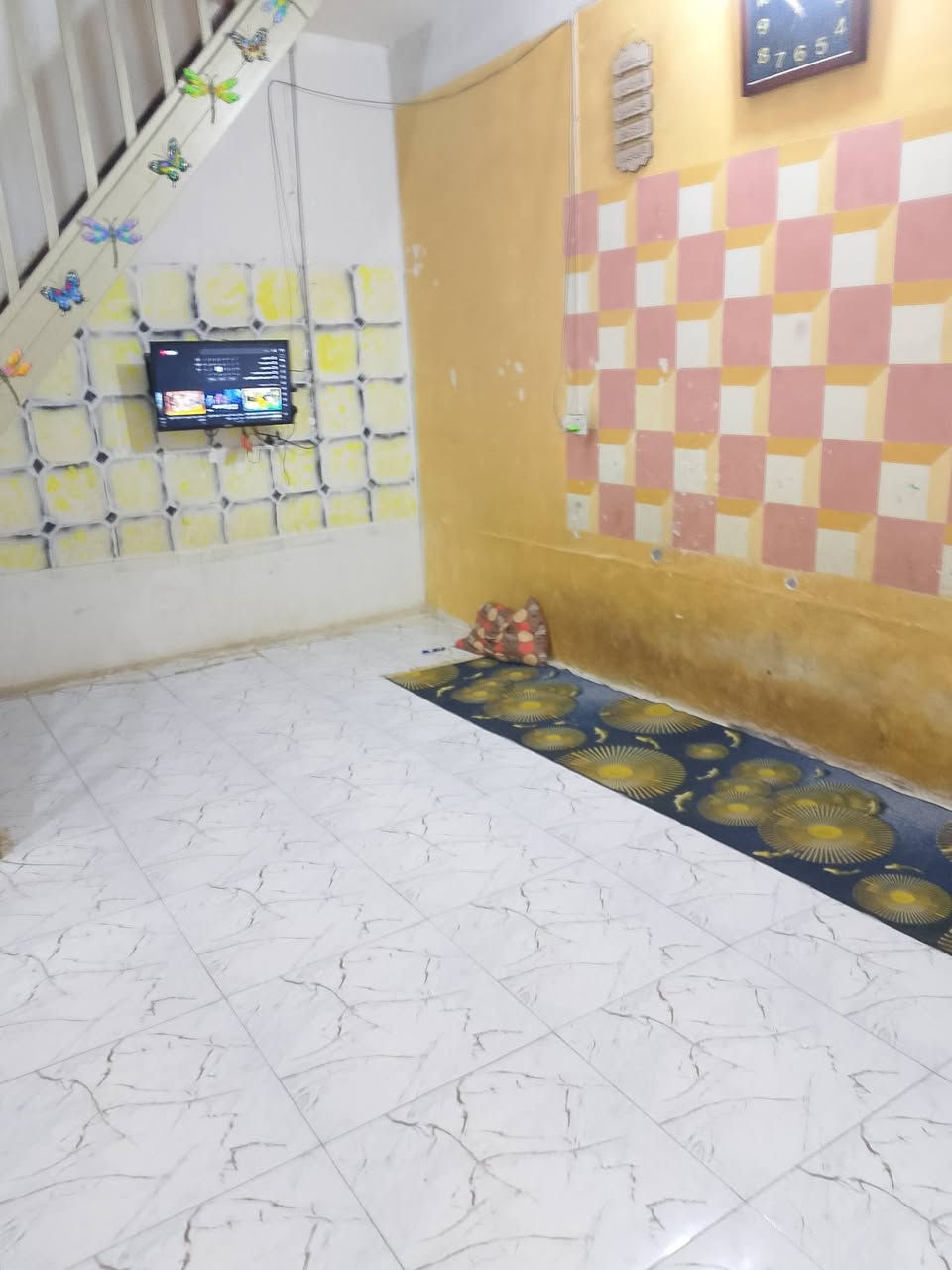 السلام عليكم بيت للبيع مساحته 128طابقين الطابق الأول يتكون من براني صحيات مطبخ غرفه صاله والطابق الثاني يتكون من غرفتين +غرفه وصحيات وصاله فضاء الدغارة  قرب دكتوره ايمان مطلوب 18مليون اسكان الاستفسار الاتصال برقم ***********
