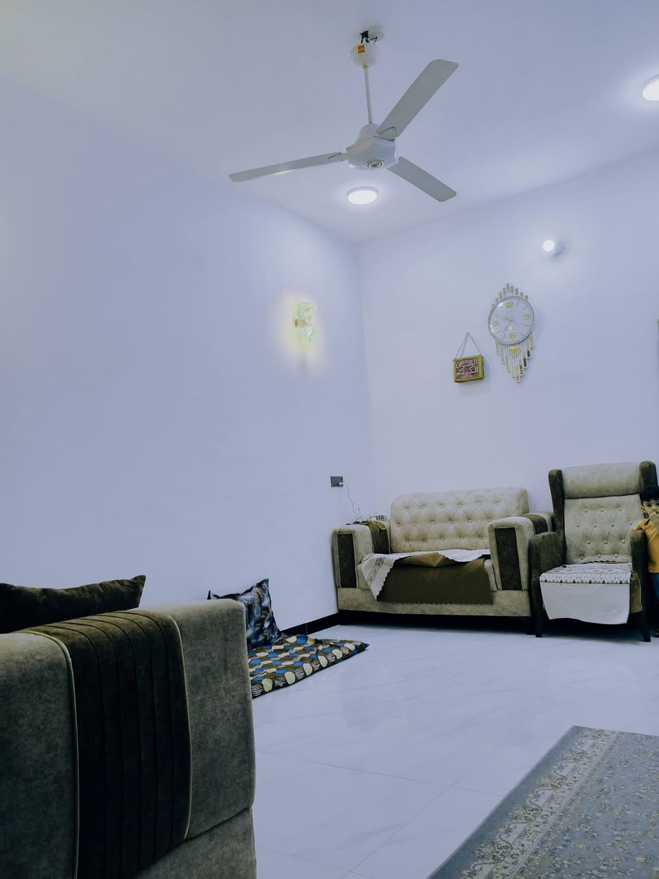 بسم الله..مشتمل🏤 للبيع 100 متر قاط واحد دور الزراعه🏤 الثالثه سند 25 ملك🧾 صرف ..يحتوي ع استقبال + صاله +مطبخ +صحيات + 🏫غرفة + بيتونه جبيره ..  البيت فول بناء حديث.. السعر 60 وبي مجال بسيط.. للاستفسار الاتصال ☎️***********
