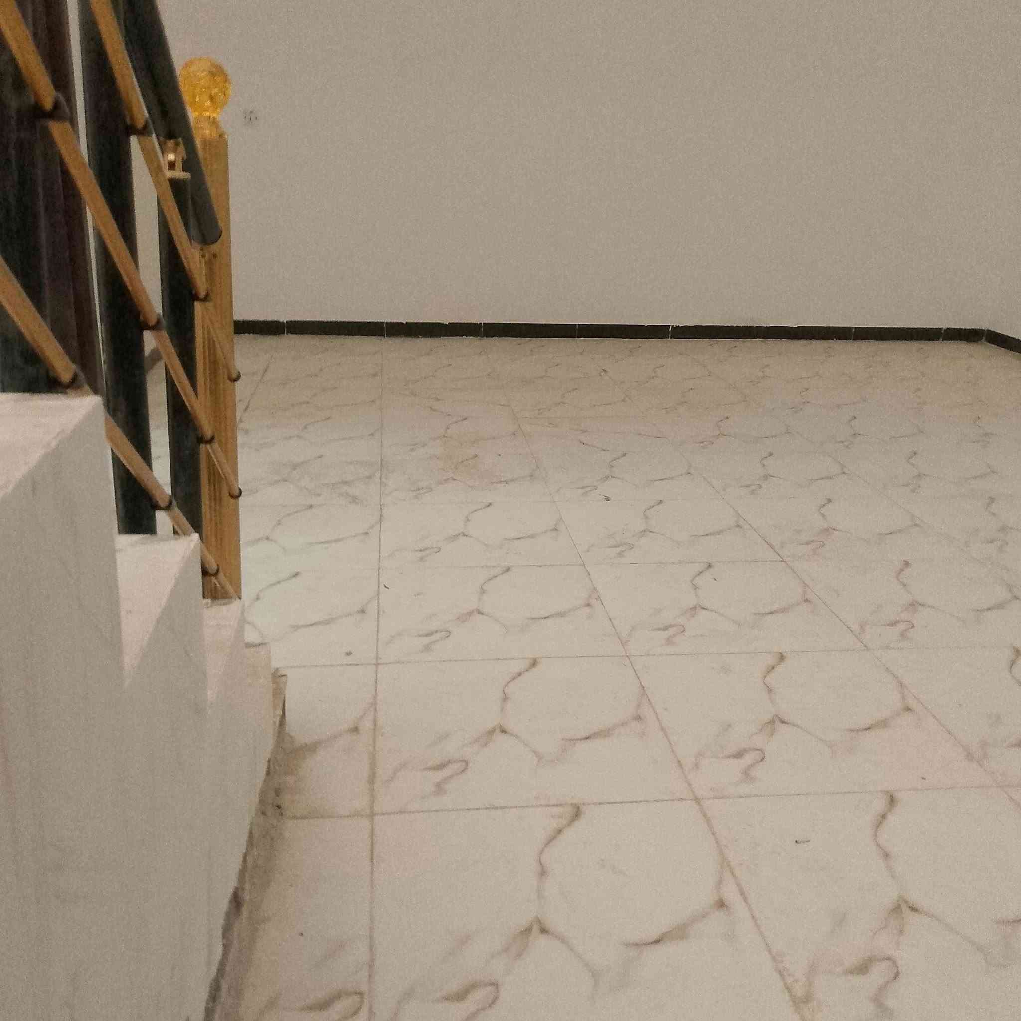 بيت للبيع المساحه 170متر طابو زراعي سند 25 تحويل أسهم بأسم المشتري.. يحتوي على غرفتين نوم وصاله ومطبخ وستقبال وصحيات داخلية وخارجيه وكراج سياره//كافه الخدمات ماء كهرباء تبليط عرض الشارع (8متر) عنوان للبيت طويريج حي الجمعيه شارع المدينه المنوره..///للتواصل (***********) أو مراجعه المكتب مكتب المهندس للعقار طويريج حي الجمعيه /////(♕♕)
