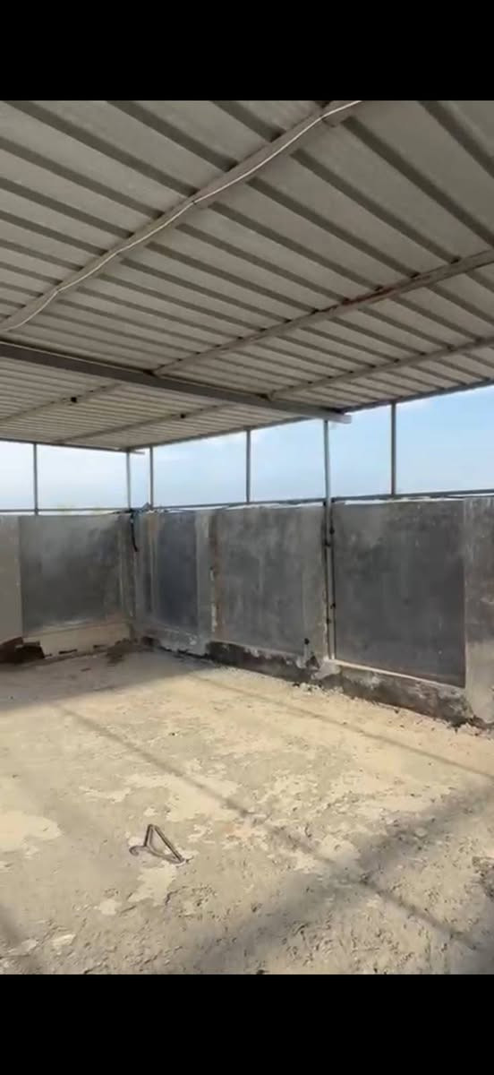 السلام عليكم 
عندي 2 محميات للبيع 
أول وحده الطول 11 متر وعرض 8
الثانيه الطول ١٢ والعرض 8 
حديد درجه أولى ثقيل
***********
العنوان بغداد الغزالية
