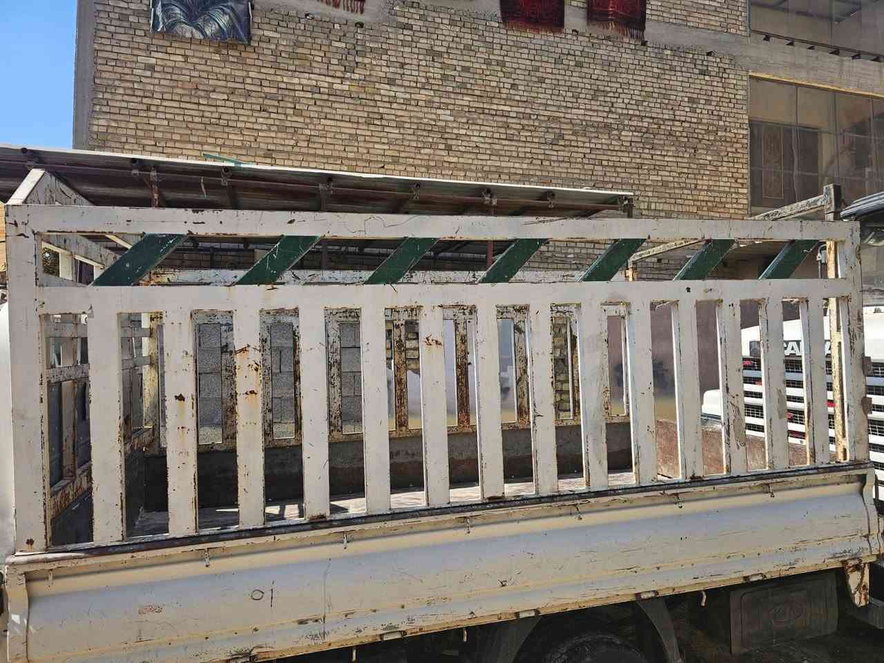 سلام عليكم خوان عدي محجر مال فحل لبيع المحجر نضيف عوزه بس صبغ السعر 250 العنوان بغداد مدينه الصدر رقم ***********
