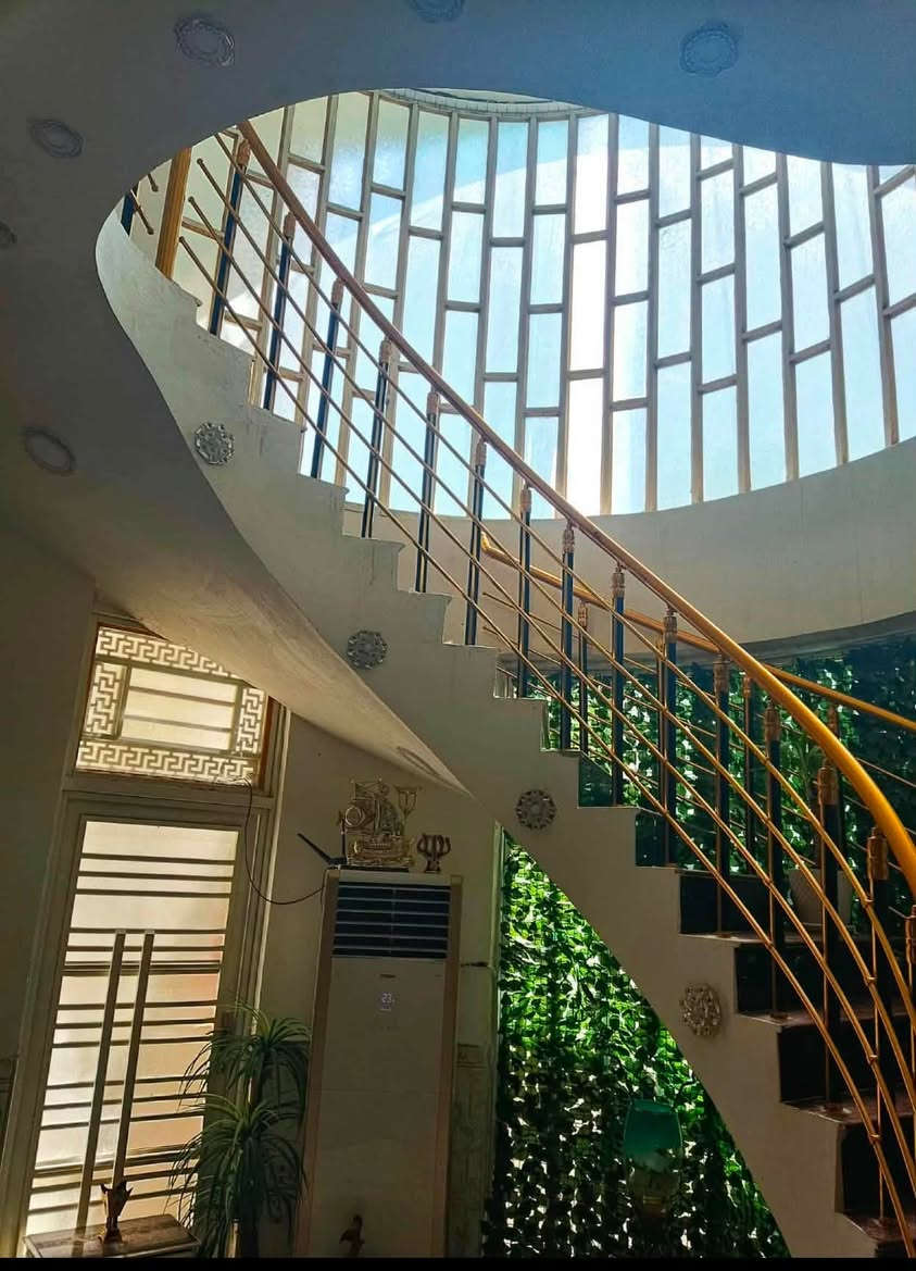 السلام عليكم
بيت للبيع مع قطعه في حي العباس 
تفاصيل البيت 
مساحه 250 متر 
طابق الاول 
2 غرف نوم 4x5
1غرفه نوم 3x 4
صحيات داخليه وخارجيه
صاله 
مناور عدد 2 
طارمه وكراج 
وديوانيه طول 9x 4
وغرفه طابق ثاني مع البيتونه 
سطح كونكريت صب 
بخصوص القطعه عباره عن حديقه مساحه 250 متر مع كراج 
السعر البيت مع القطعه 300 مليون وبيها مجال 
تلفون ***********
