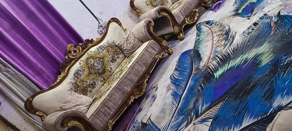 تخم ملكي 10 مقاعد نظيف جدا
سعره 340 وبي مجال مكان البياع 
اكو توصيل ب واتساب 
***********
