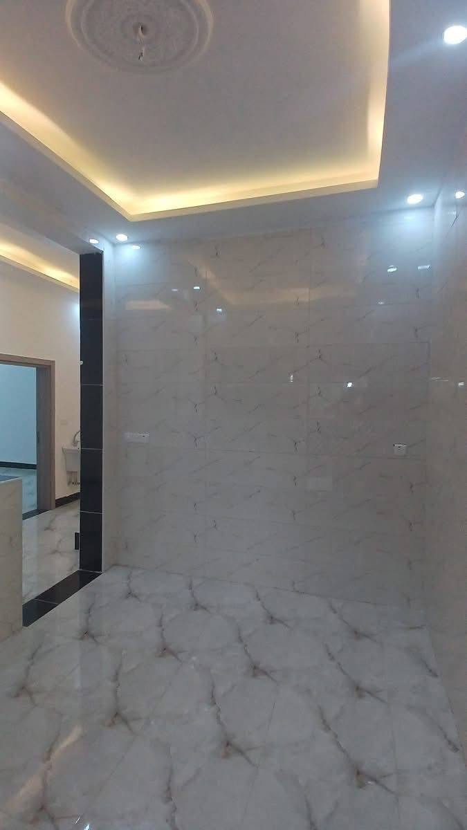 السلام عليكم يوجد بيت لإيجار الديوم التوحيد
مساحه (١٠٠) متر طابقين (٣) غرف نوم وصاله وربعه ومطبخ ومجمع صحي داخلي وخارجي 
الارضيه سيراميك وسقف سحب مغربي  الستفسار التصال  (***********)بيت بعده زيرو
