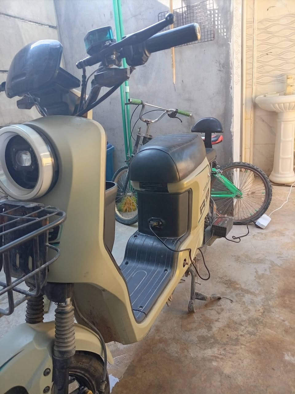 السلام عليكم دراجه R9للبيع موديل26دراجه فول مواصفات ماناقصه اي شي بطاريات 26جدد شاحنه جديده كهربائيات كلهه شغاله لايت عالي ناصي دبل اشاره حساس من السرقه بلاتوث شغال سوجين بيهه مع كارتين ضمان سويج بصمه. تشغيل عن بعد. نضام Rشغال ***********ديالى بعقوبه الرحمه 450وبيهه مجال
