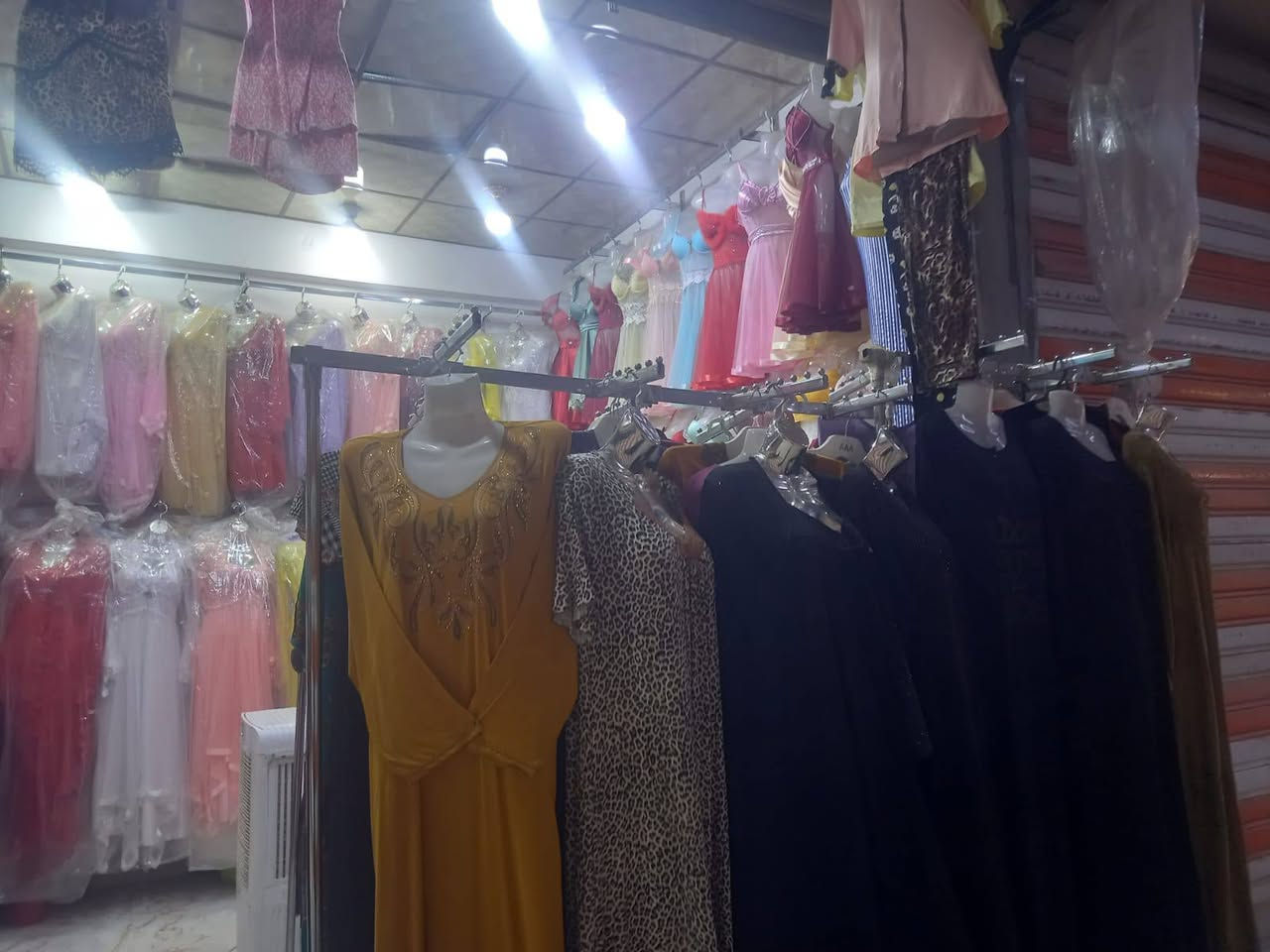 محل للبيع البسه نسائيه تجهيز عرائس تفاصيل على الرقم ***********
