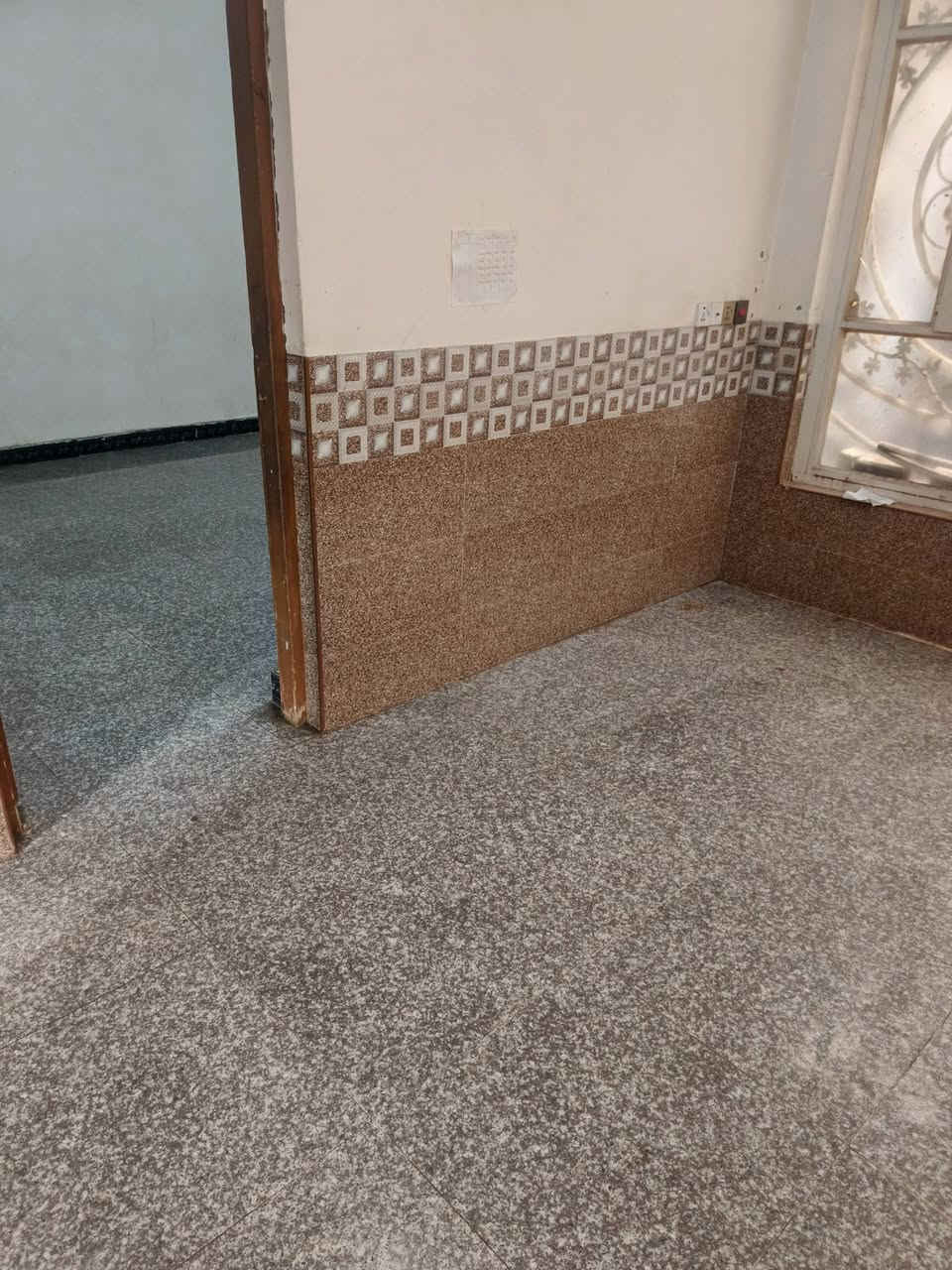 بيت للايجار الشافعيه خلف البانزينخانه مساحه ١٥٠ غرفه وصالة استقبال وصحيات سعر للايجار ٢٥٠ ألف للاستفسار تصال ***********
