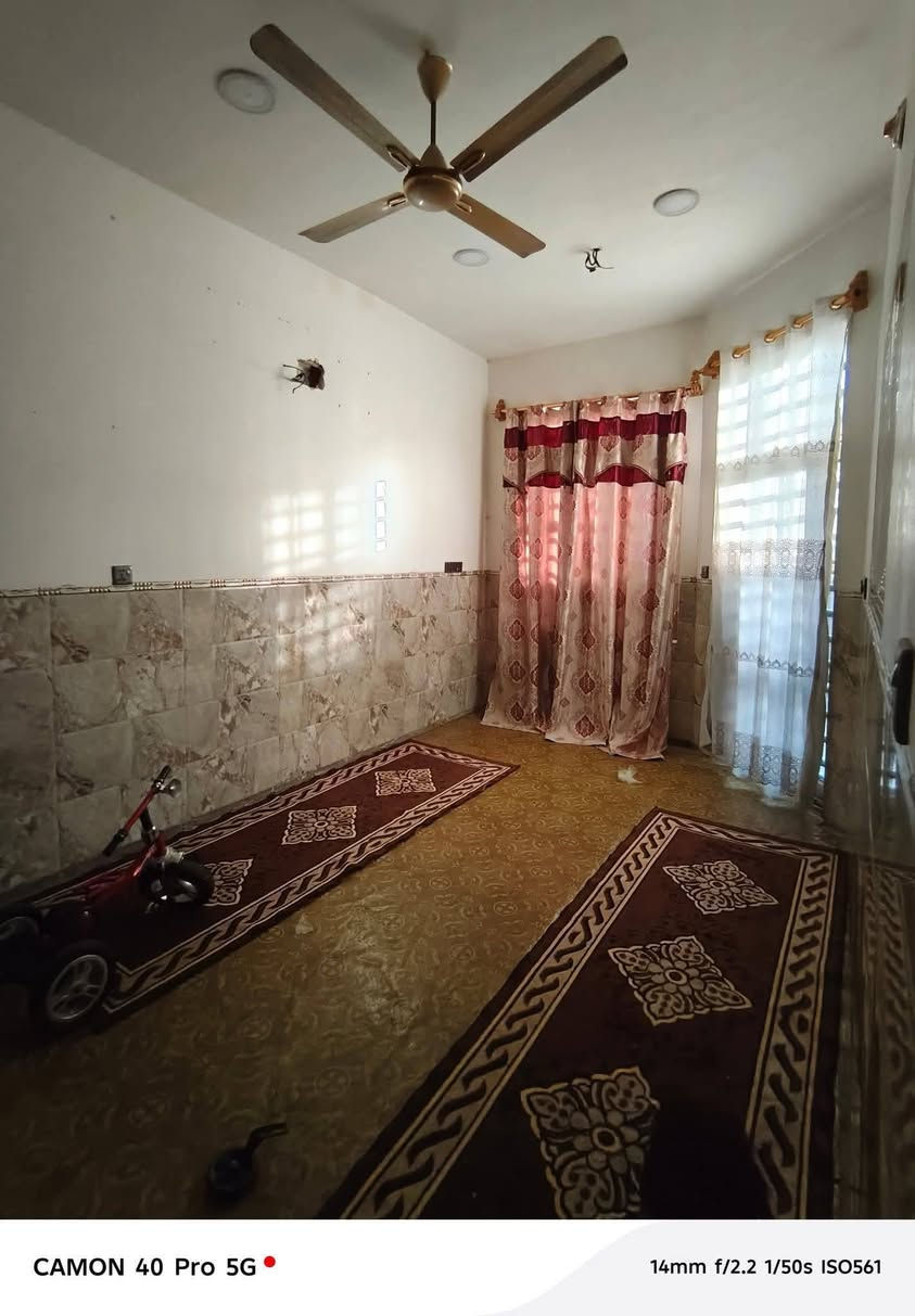 السلام عليكم دار للبيع العنوان حي طارق القديم خلف بكره من قصاب المساحه 100 متر البناء طابوق***********
