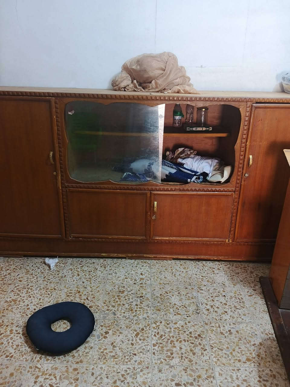 سلام عليكم كنتور قديم قوي جدا ٣ بواب و ميز فرش لبيع مع ديوان ستقبال الاستفسار هـ ***********
