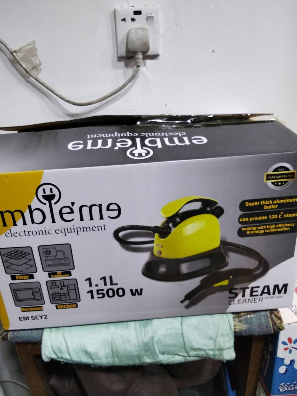 السلام عليكم للبيع  جهاز تنظيف بالبخار (Steam Cleaner) من شركة Emblem، موديل EM SCY2.
السعة: 1.1 لتر
القدرة: 1500 واط
يطلع بخار حار للتنظيف.
حسب العلبة يُستخدم للأرضيات، المطبخ، والحمام وبعض الأسطح.
ممكن يساعد على إزالة الأوساخ والدهون باستخدام البخار.للبيع 
جديدة استعمال قليل جداً 
الاستفسار ***********
الموقع بغداد الزعفرانية
