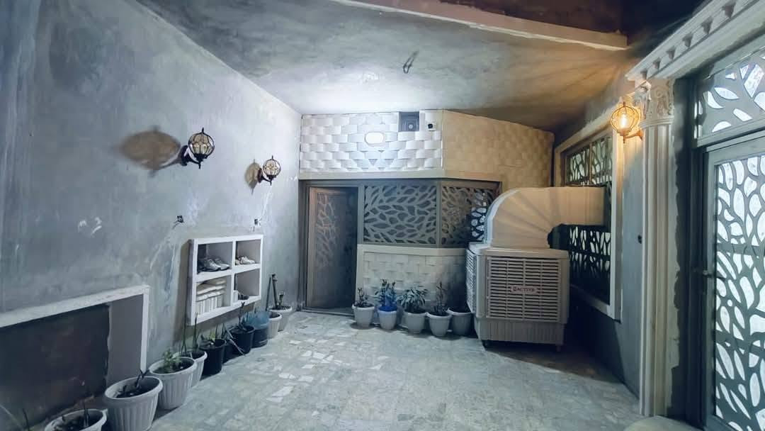 للبيع أو مراوس(حسب قناعت المكان)
طابو صرف 
السلام عليكم بيت للبيع في منطقة البلديات الصحفين المساحة ٢٠٠ متر الواجهة ١٠ والنزال ٢٠ يحتوي الطابق الأول كراج يسع سيارة حمام مشترك شرقي وغربي استقبال كبيرة +مطبخ بارد ومطبخ حار وصالة كبيرة حمام داخلي مشترك غربي  غرفة نوم واحدة الطابق الثاني يحتوي ٤ غرف نوم وحمام مشترك شرقي للتوضيح 
لتوضيح البيت مرمم حديث الرقم الهاتف ***********
