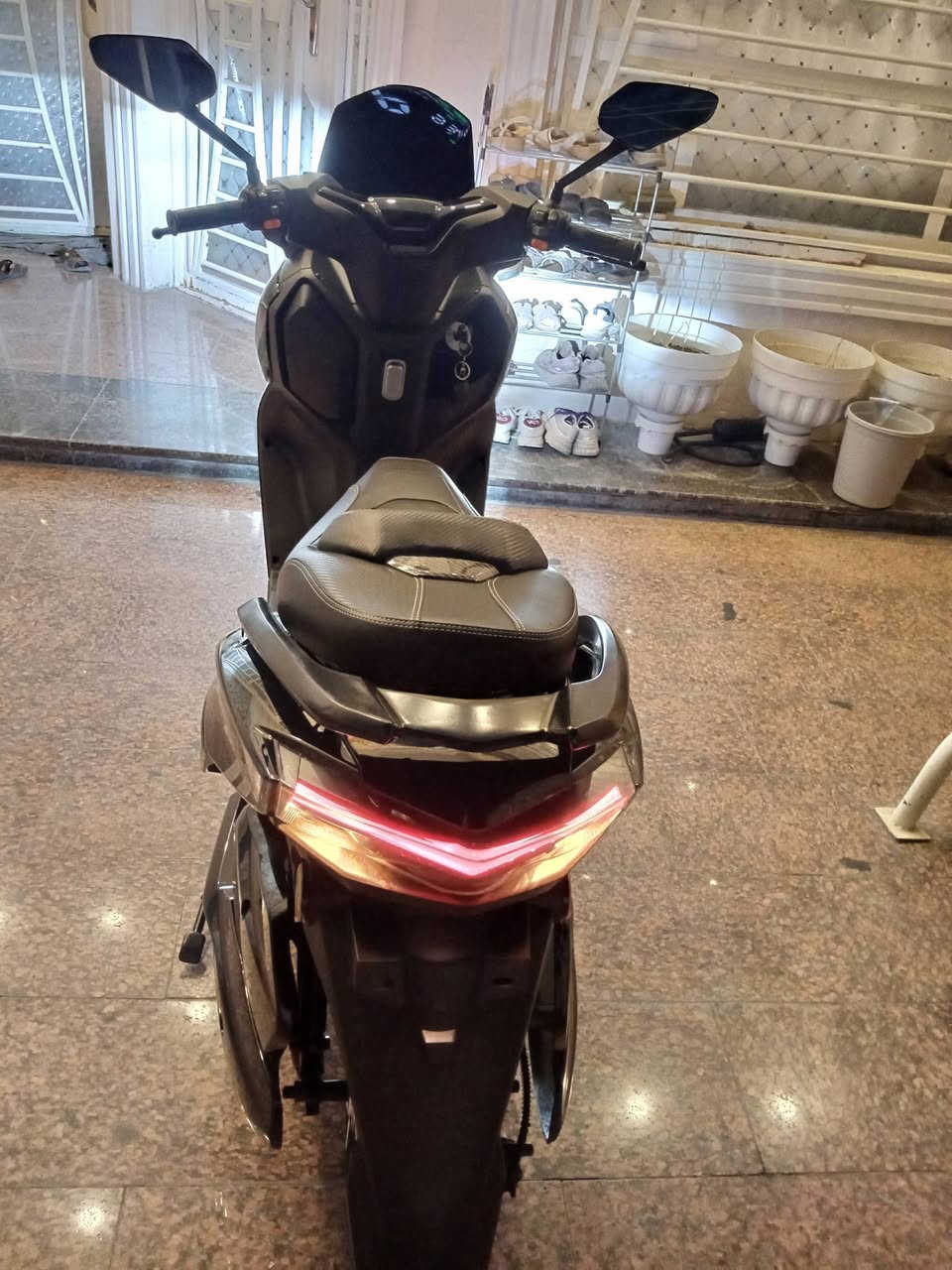 للبيع: دراجة شحن تي ماكس جي تي ليثيوم (T-MAX GT Lithium) جبلية بحالة الزيرو
المواصفات والتفاصيل:

​الاسم والنوع: دراجة شحن تي ماكس جي تي ليثيوم (T-MAX GT Lithium) جبلية.

​الملف (المحرك): بقوة 3000 واط (عزم جبار وأداء قوي جداً). 

​البطارية: ليثيوم عملاقة بسعة 60 أمبير. 

​المدى: تقطع مسافة 120 كيلومتر بالشحنة الواحدة. 

​مدة الاستخدام: صار شهرين فقط من الشراء (شبه جديدة). 

​الإضاءة: إضاءة LED أماميّة حادة وقوية مع إشارات جانبية عصرية.

​التصميم والملحقات: تصميم هجومي أنيق باللون الأسود الملكي، واقي رياح (ويند سكرين)، ومرايا جانبية.

​الحالة العامة: أخت الجديدة ونظيفة جداً، جاهزة للاستخدام الفوري بدون أي مصاريف.

​السعر: عبر الاتصال أو إرسال رسالة على الواتساب

المكان: بغداد - ساحة الموال

للتواصل والاستفسار: ***********
