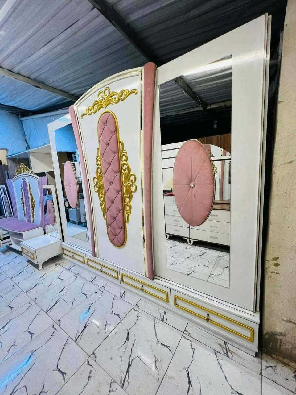 للحجز***********غرفة نوم تركي مستخدم👩‍❤️‍👨
نضافة 80بل💯
عدد القطع / 9 
نضام / سلايت🚪
شازلون مجرات و جزامة 🎿
لون اوفيات مطعم وردي 🌸
سعر / 600قفل 💸
شد ونقل داخل بغداد مجاني🆓
يوجود توصيل محافضات✈️
تصعيد حسب الاتفاق 👩‍🚀
