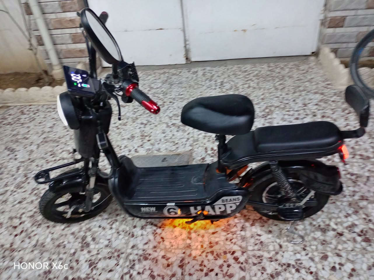 🚲 دراجة شحن حجم 14 للبيع
🏷️ شركة i2iKE بنز هابي
💰 السعر: 240 قفل 

⚠️ مو شراي لا تعبني وتكسر بالسعر

📋 المواصفات:

- 🔑 سويج تشغيل عدد 2، بصمة عدد 2، مفتاح صندوق البطاريات 2، مفتاح قفل ويل خلفي
- ⚖️ تحمل 120 كيلو
- 🛑 بريك بنز أمامي خلفي
- 💡 ضوء عالي ناصي
- 🔄 إشارة يمين يسار
- ⚙️ 4 نمرة ومثبت سرعة
- 🚨 إنذار سرقة
- 🔋 بطاريات عدد 4، 48W
- ⚡ ملف نحاس 100%، سرعة 35 حقيقي، 500W
- 📢 هورن
- 🔊 بلوتوث صوت عالي
- 🛞 أربع دبلات: 2 أمامي، 2 خلفي
- 📟 شاشة ديجتال تعرض الشحن والمسافة والفولتية والأعطال والسرعة
- 🔋 تمشي بالشحنة الوحدة من 25 إلى 30 كيلو حسب السرعة
- 💡 LED: واحد عاطل والثاني شغال
- 📱 ستاند موبايل ومنفذ كيبل للشحن

📍 العنوان: النجف، كوفة، السهلة، شارع معمل الدبس.

📲 للتواصل واتساب فقط: ***********

........................................................

السلة طاگة والمراية اليمنة طايحة، موجودات عندي.
شخوط قليلة متأثر. 