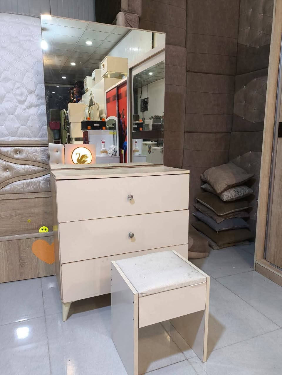 جديد معرض اربيل لبيع وشراء الاثاث🛋
ميز طعام 4 مقاعد نضافه فول سعر 175
كنتور بابين رصاصي فاتح نضافه فول شغل حطاطه 110
مسابح عدد 2 واحد ب15 ب40
سيت مكون من 4 قطع بناتي جربايه نفر 
كومدي مرايا عامودي بيها خانات اكسسوارات مكتبه دراسيه 
نضاف فول سعر 175
غرفه نوم 6 قطع نضافه 90 بلميه سعر 275 
الشد والنقل مجاناً دوشك هديه 🤍
ديوان بيجي 135 الف 
العنوان اربيل سايدين مجمع الزيتون قرب جسر الكورنيش فرمان بران📍
واتساب ***********
متوفر توصيل اربيل+موصل 🚚

نص مكتوب في الصور:
- رويال رحمانه استخدام اقل سنه موديل حديث مع الفلتر 110