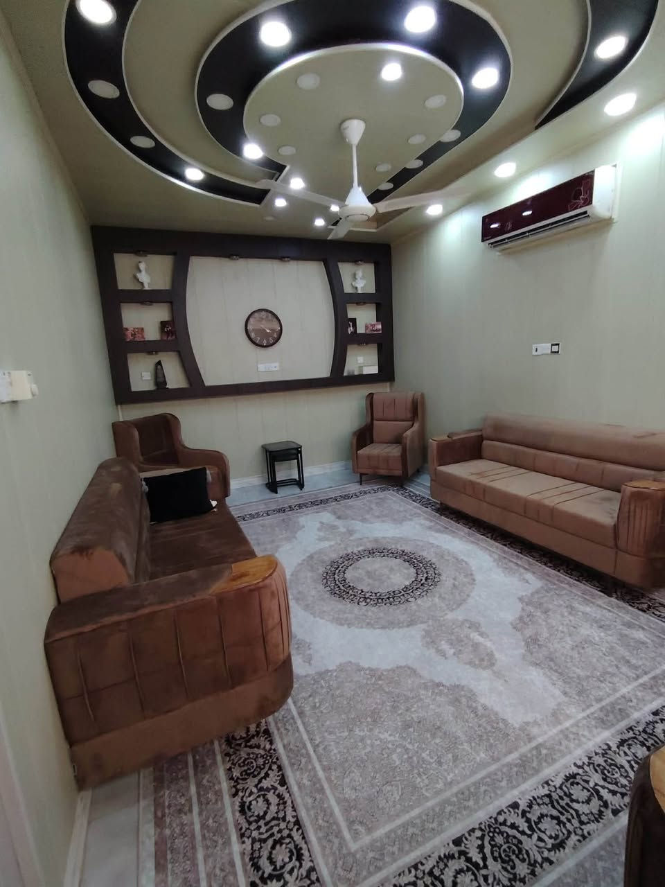 🏠 بيت للبيع في #حي_الشهداء
📍 الموقع: حي الشهداء، بالقرب من مدرسة أبي الفضل ومدرسة الشهيد حميد على شارع 20متر مساحة 200 متر
✨ البيت #متعوب عليه جدًا ونظيف وجاهز للسكن.

مكونات البيت:
• غرفتان
• صالة
• مطبخ
• براني
• حمامات داخلية وخارجية
• حديقة
• طارمة كبيرة، وحاليًا مستخدمة كراج
📞 للاستفسار والتفاصيل: ***********
