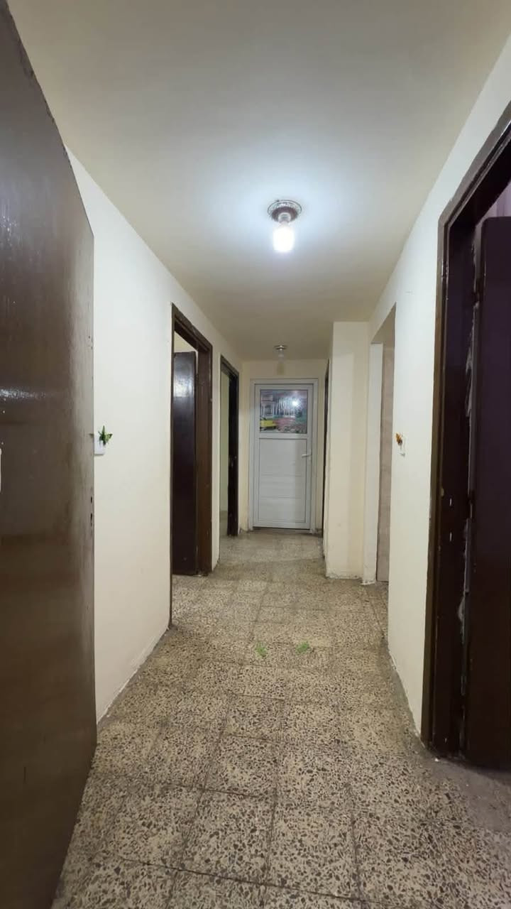 طابق ارضي • ٣ غرف • بلكونة حديقة