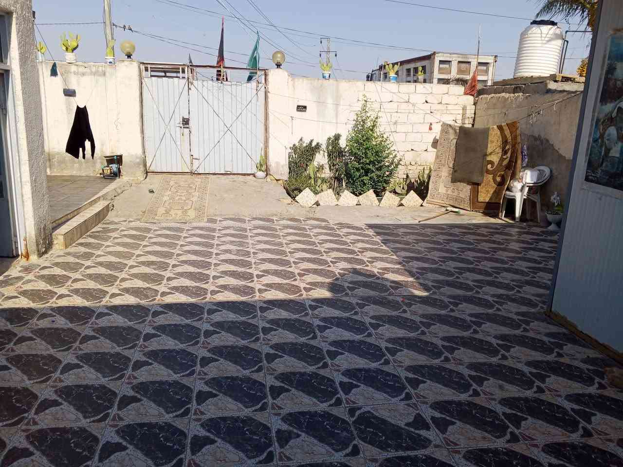 سلام عليكم بيت للبيع  مساحته  300  بابل دبله طريق يا حسين يبعد عن طريق يا حسين رابع بيت عشارع  يحتوي على 3 غرف نوم 5×4 وهول 7×4مطبخ خارجي4×2 ستقبال  7×5. بيت ما صار اقل سنه من عمرته كله جديد   ودرجه اوله.  مقابل ستداره الثانيه جهت القاسم فرع بيت عناد رابع بيت عشارع    ***********
