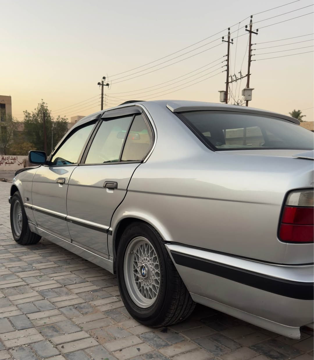 السلام عليكم 
Bmw 525i 1994 وارد يابان 
محرك 25 مسكر تك فانوس
غرفة جلد  وصاج ملكي كهرباء
سلايت 
ويل خلية جديد  اصلي وتخم تاير جديد 
مصبوغ جمالية بدون دكة جاكوج كفاله من الضربة 
دبل جكمجه دبل ايرباك  تلفون  داخل نضيف جدا 100‎%‎ 
صدر امامي خلفي جديد 
السيارة عليها ادامه كاملة رولات وقوايش وراديتر جديد وكلشي بيها ممتاز 
بغداد الكرادة 
***********
للبيع فقط بدون مراوس بغداد, العراق
