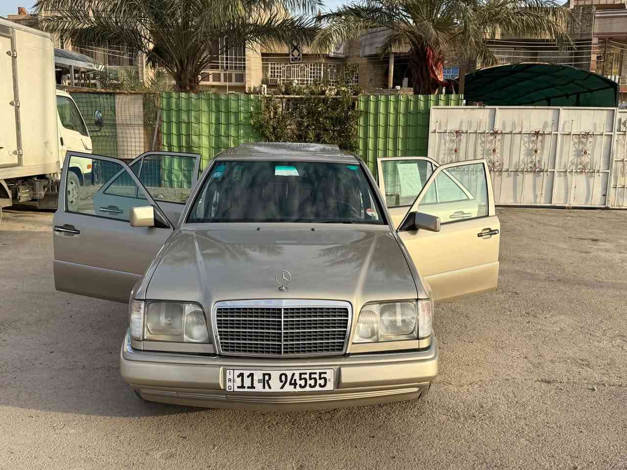 سلام عليكم
للبيع مارسدس دب 300SE
محرك ففتي محور ياباني 
كهربائيات كله شغاله 
جام كهربائي اربع بيبان 
سلايد روف فتحت سقف شغاله طكتين 
اريد كهرباء 
تبريد شغال 
تخم تاير جديد 
رقم بغداد بسم ثاني يوم تحويل
حداديه جيده 
او مراوس مع مارسدس رئاسي باب قصير 
اي استفسار اتصل  ‭***********‬
