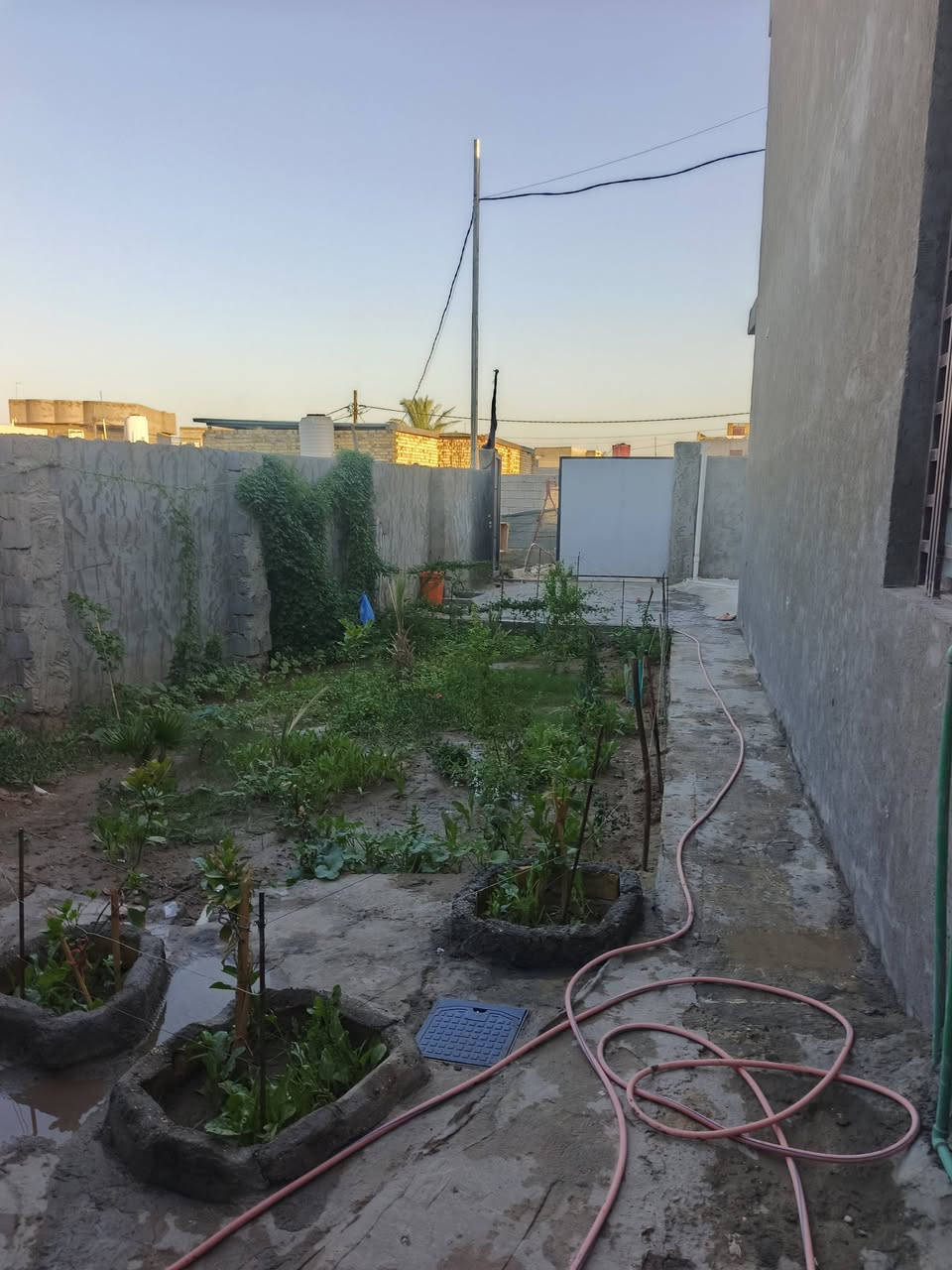 السلام عليكم دار سكن جديد صرف زراعي ٣٠٠ م كونكريت طابقين والطابق الثالث غرفة واحدة تحويل مباشر بين البائع قرب الجزاىر  السعر ١٥٠ ماليون وبيهة مجال قرب مخازن بيت مرجان حي الكاظم  *********** يوجد واتساب
