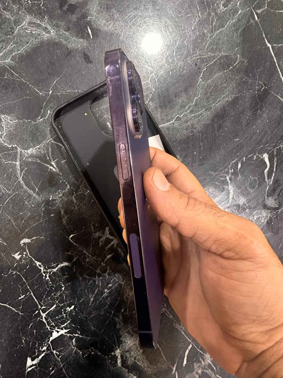 ايفون 14 برو ماكس كامل. الملحقات بطاريه 97
السعر 850 الف

***********

نص مكتوب في الصور:
- 98 LTE 8:31 حالة البطارية والشحن كما هو الحال مع البطاريات القابلة لإعادة الشحن، بطارية الهاتف قابلة للاستهلاك وتصبح أقل فاعلية مع الوقت. معرفة المزيد... 97% الحد الأقصى للقدرة هذا قياس لقدرة البطارية مقارنة بقدرتها عندما كانت جديدة. قد تتسبب القدرة المنخفضة بتقليل ساعات الاستخدام بين عملية الشحن والأخرى. أقصى قدرة للأداء ستساعد الأنظمة المضمنة في النظام والمكونات في تخفيف آثار الأداء التي قد تلاحظها أثناء التقدم الكيميائي في عمر بطارية iPhone. شحن البطارية المحسن للحد من استنزاف عمر البطارية، يتعلم الـ iPhone من عادات الشحن اليومية، بحيث ينتظر ولا يتجاوز 80% حتى يحين موعد حاجتك إلى استخدامه.