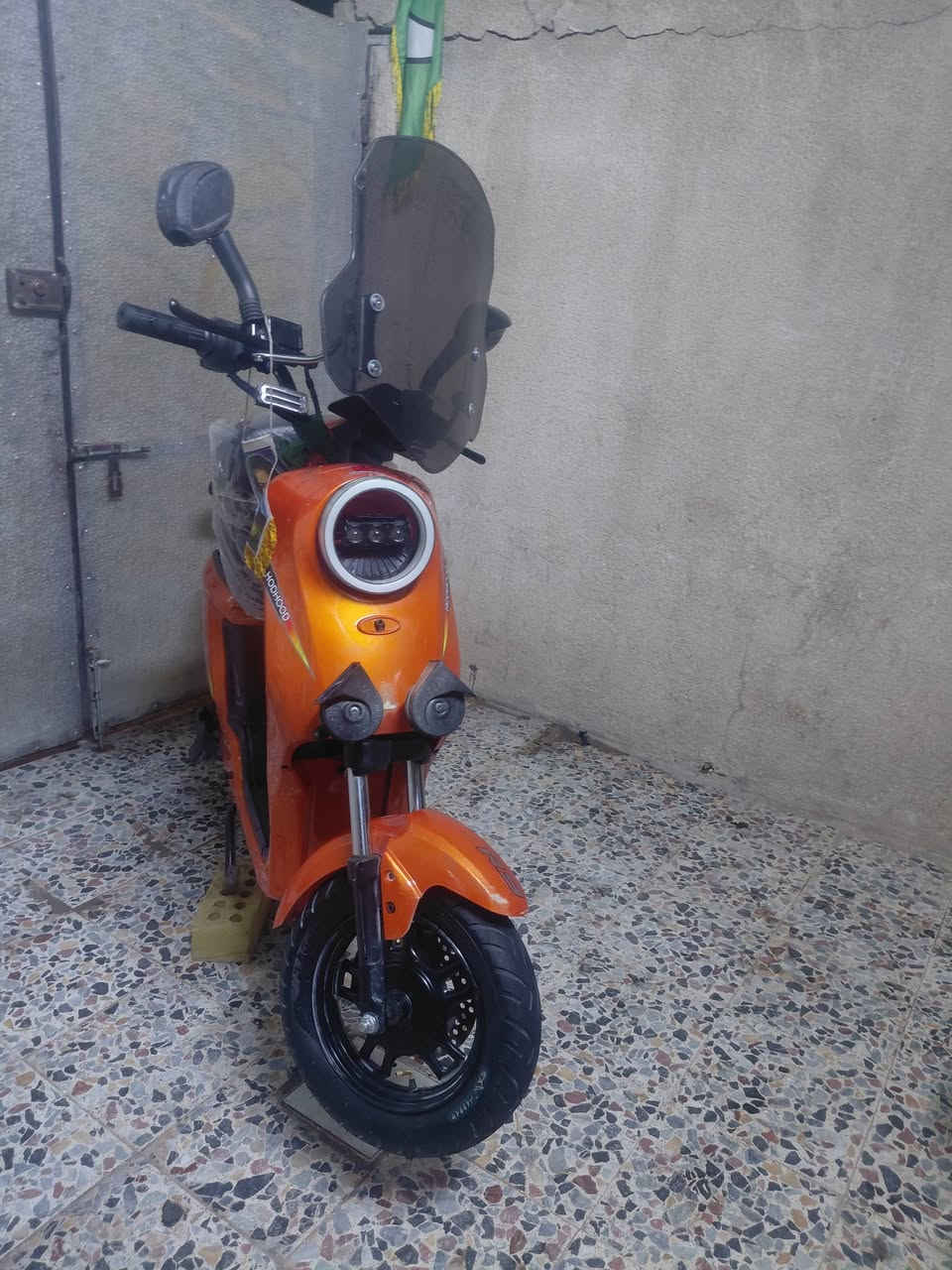 سلام عليكم شباب عندي دراجة شحن للبيع نوع R9 فول مواصفات بطاريات انضاف بيها بصمتين وكارت وسويجين لايت عالي ناصي دبل اشاره كفرات نضاف 
تاير الامامي مبدل يدات مال بريك جدد سرعه 99
ملف 1800 ماشيه 378 كيلو متر مكاني بغداد شعب اسريدات قديمه السعر 350 بيها مجال حك جيه ***********
