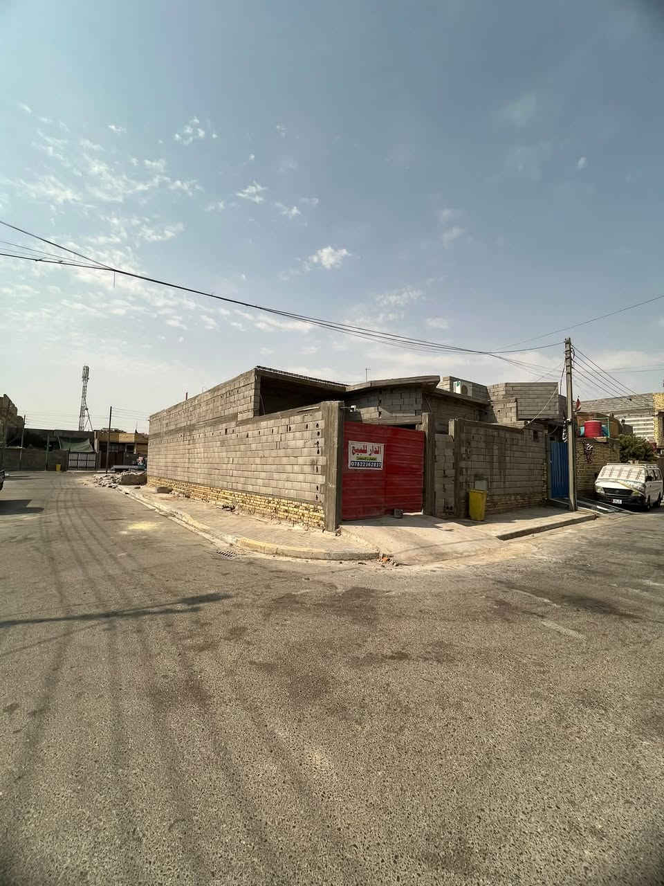 سلام عليكم بيت للبيع بناءجديد       في دور الشرطه مقاطعه 74
ركن طابو بسمي مساحه 200m يحتوي ع غرف عدد٢مطبخ حار بارد وصاله كبيره واستقبال كبير 

نقص البيت سراميك وبيض الاستفسار ***********
