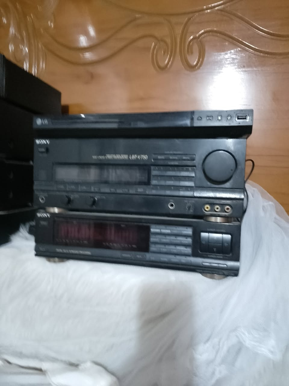 سستم صوت مكون من 
امبلي فاير سوني 750
ايكو لايزر سوني 750
محوله 110فولت اصليه 
داك كينود لارج كهرباء 220
سي دي كينود كهرباء 220
راديو كينود كهرباء 220
دي في دي ال جي كهرباء 220
بلوتوث خارجي مع المحوله 
سماعات عدد 4
سماعات عدد 2 كل سماعه 4way 
مكونه من  1دمام  2مدرنج 1 تويتر
سماعات عدد 2 سوني
يمكن تشغيل السستم عن طريق 
بلوتوث 
اواكس 
دي في دي 
سي دي 
داك 
المايكرفون 
شرط نقاء الصوت فول تفحص وتقتنع وتاخذ  
السعر 400 الف دينار  مكاني النجف يوجد توصيل 
ملاحظه :مكلف بالنشر للاتصال *********** نقال او واتساب
