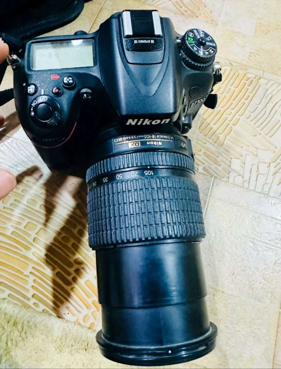 السلام عليكم
يوجد كامرة نيكون D7100 
نضافتها 90٪100 كاملة ملحقات
وزومها الاصلي +شاحنتها الاصليه 
+جنطة +كارتونها 
الكامرة مال بيت مستعملة قليل 
الشراي يتفضل اتصال 
***********

