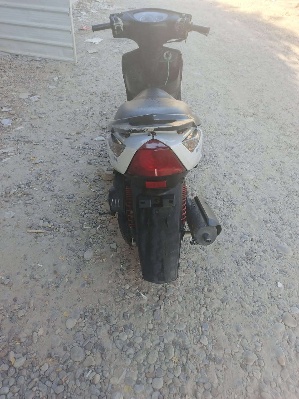 السلام عليكم
ثعلب بطريقي 
كابريتر بلادي
سلف هندر نكره دراجه
مكينه ناعمه كهربايات دراجه كلها شغاله
قفل جنطه وقفل ستيرن 
دشبول شغال
اشاير لايت عالي 
عنواني بغداد الشعله
السعر 550 
***********
