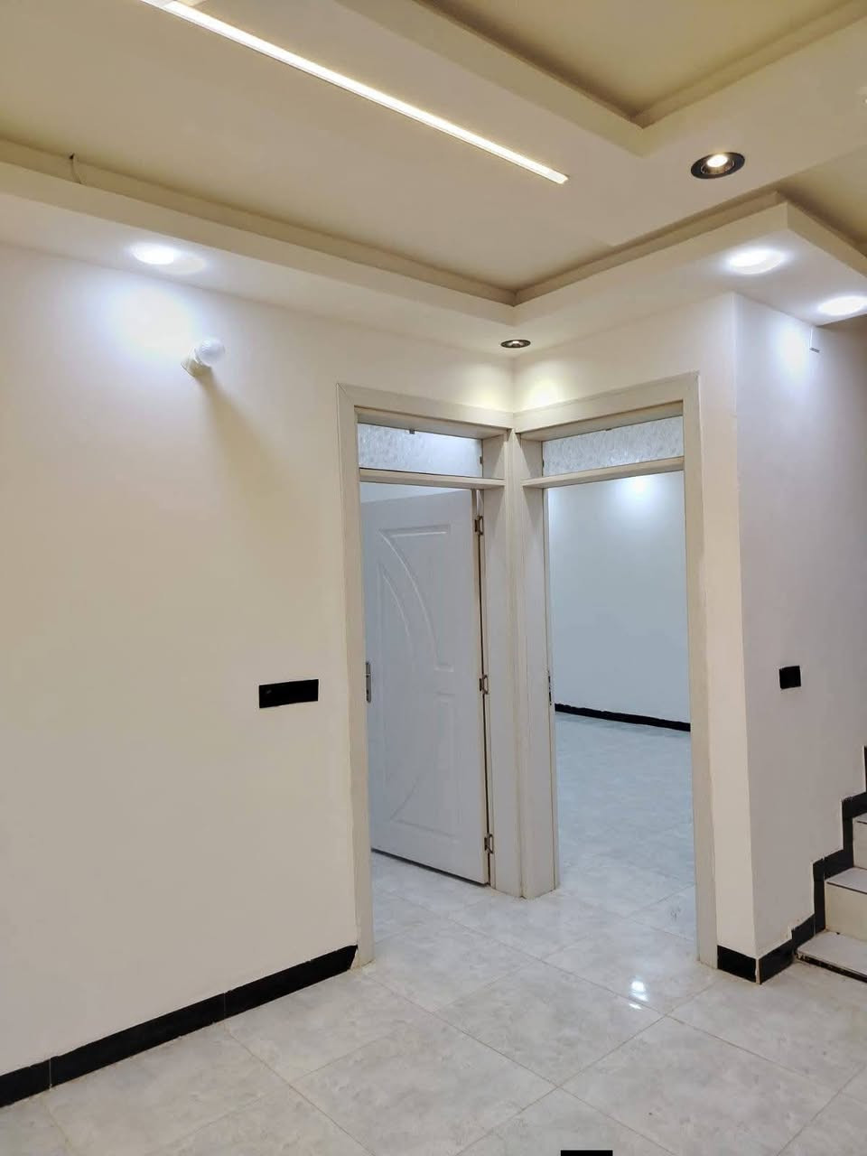 بسم الله.. 🤲 دار للبيع 🏡٢٠٠ متر قاط واحد.. 10 في 20 .. طابو زراعي🧾 سند 25 ملك صرف) يحتوي الدار ع استقبال +مطبخ  +صاله +غرف نوم 2 + ميتونه + مناور + 🏫صحيات داخليه و خارجيه..  العنوان دور الزراعه الثالثه قرب تقاطع القدس..  السعر 100 وبي مجال 🏤. للاستفسار الاتصال على الرقم ☎️ ***********
