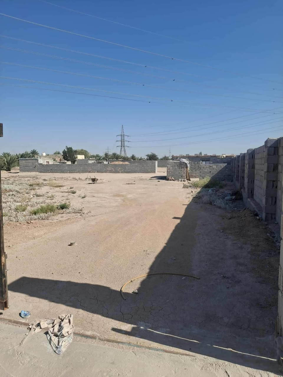 كاعد للبيت مساحه ٣ دوانم و٥٠٠ متر موقعها طريق كربلاء نجف طريق ياعلي عامود ١٦٤ تبعد عن شارع ١٥٠ متر بيها سياج بلوك مع باب نضام ٦ متر واجهة ٤٧ ونص نزال ١٨٥ للستفسار اتصل ***********
