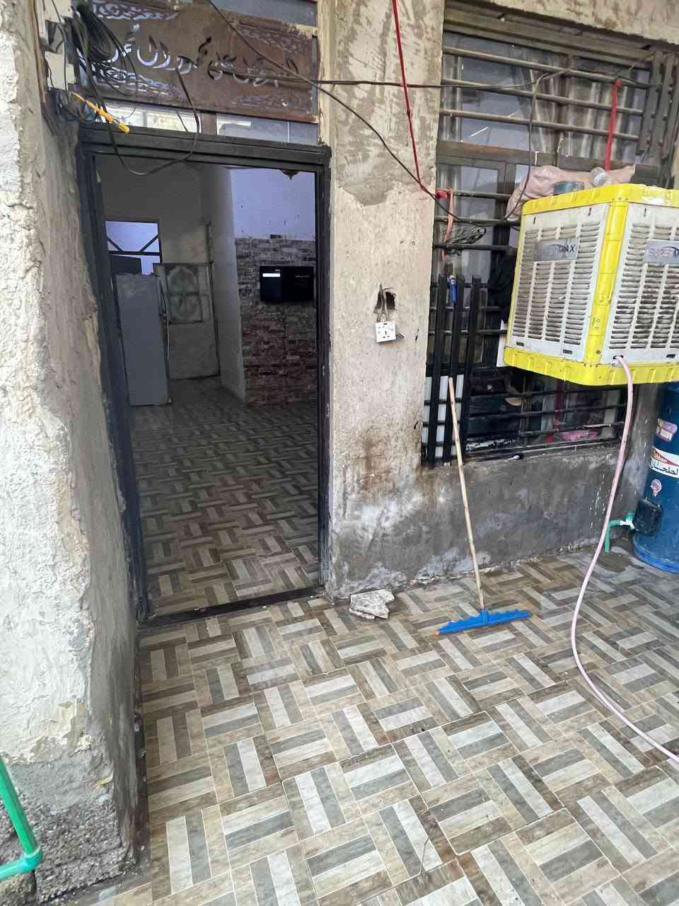 السلام عليكم بيت تجاوز مساحه ٥٠  متر نضيف ارضيه جديده حمام سيراميك كله  بلجريخي قرب ساحه المحله بصف مدرسه مالك الاشتر ***********
