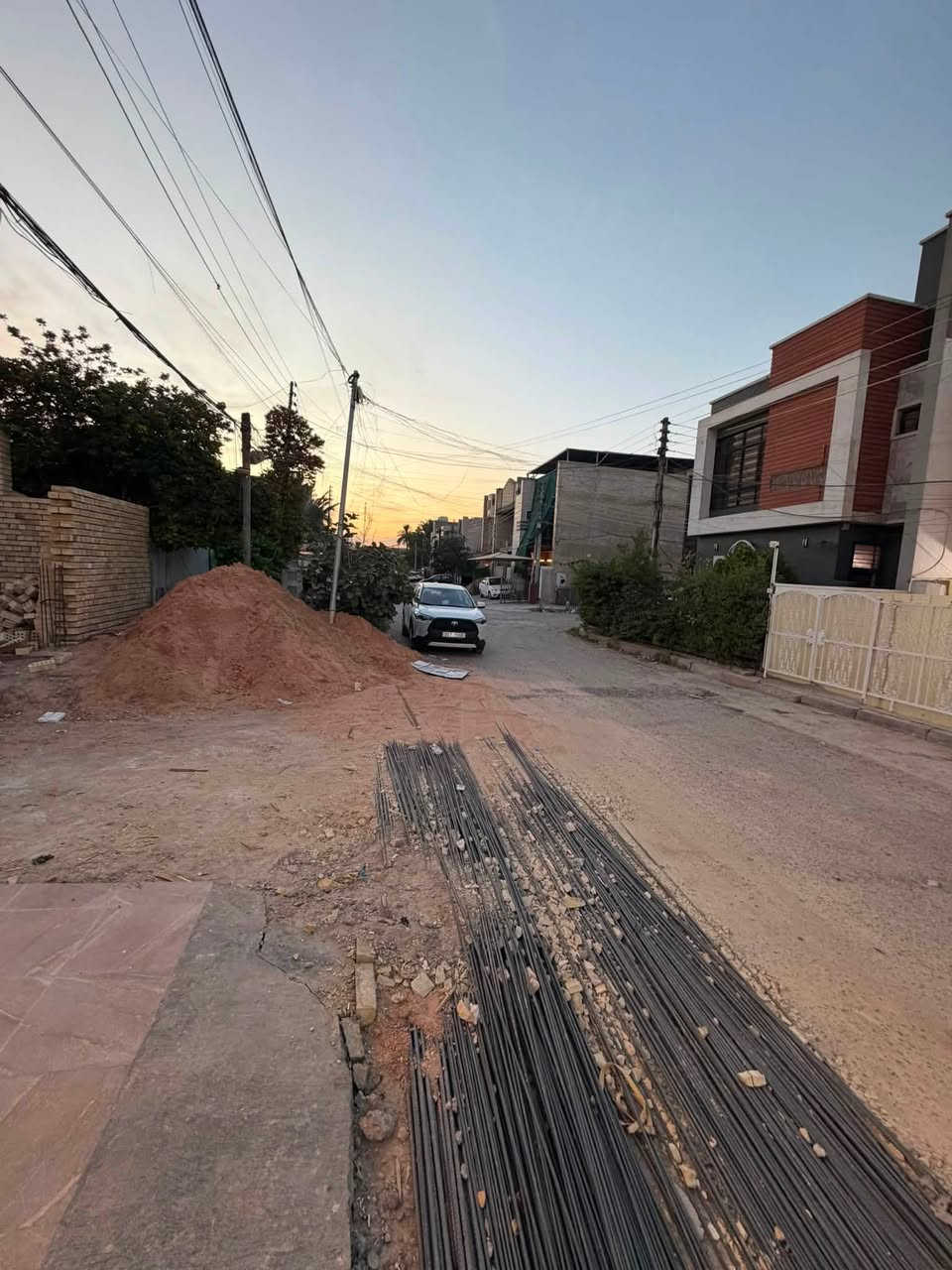 ✋🏼 زبائننا الكرام للبيع دار سكن لا يسجل في منصة عقاري
💫سنه البناء 2026 درجه اولى

🔺المساحة :-150  متر ( ملكي )

🔻الواجهة: 5م      🔻النزال:30 م.

🚴‍♀️الشارع 15 م مع رصيف 4 
📦 المنزل فارغ حالياً - جاهز للسكن فوراً
🤚
✅ واجهة مرمر بتصميم حديث
✅ أرضية مرمر
✅ محجر ألمنيوم جام درجة أولى
✅ شبابيك ألمنيوم سلايد مقطع ممتاز
✅ جدران سيراميك ألواح
✅ أبواب داخلية صار ماليزي- أحدث تصميم
✅ أبواب خارجية قاصة
✅ ديكورات داخلية ابروفايل

🤚تفاصيل العقار

🔸 الطابق الأرضي:

كراج سياره +حمام خارجي+ مدخلين + صاله ضيوف 
+مطبخ + صاله عائله+ غرفه نوم سويت + منور 

🔸 الطابق الأول:
3 غرف نوم (منها غرفتين سويت) + خدمات

🔸 الطابق الثاني:
بيتونة + سطح أمامي وخلفي
 
📍موقع الدار بغداد حي البنوك  ( مربع الكنيسه )

المكتب مفتوح من🕔9 صباحاً لغالية 🕣11مسأآ🔔
_____________________________________
للاستفسار مراسلة الصفحة
او الاتصال 

☎️***********

متوفر واتساب📞 او مراجعة⭕ .( السالم للعقار )  

📍 عنوان المكتب: حي البنوك شارع الكنيسه

لمكتب مجاز رسمياً من قبل غرفة تجاره بغداد
ووكيل منصة عقاري- استثمر بأمان 
نستقبل جميع عروضكم السكنيه والتجارية
