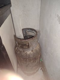 قنينه للبيع وطباخ للبيع الطباخ بس عين وحده ضعيفه مراسله واتساب 0772830...