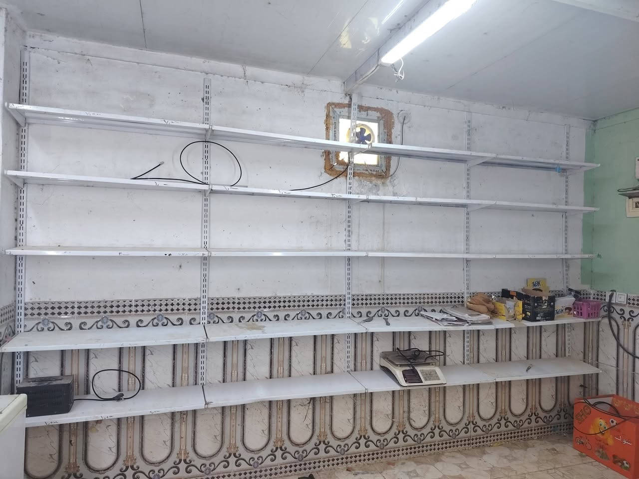 غراض  محل رفوف مستخدمه للبيع في كربلاء طويريج 
1-عارض 
2- رفوف جداريه 80 رف مع الملحقات كامله 
لمعلومات اكثر إتصل على ***********
