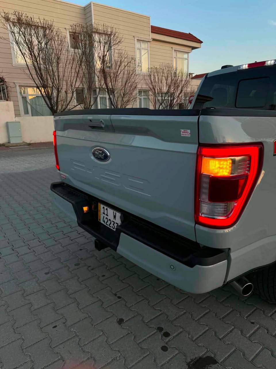 سلام عليكم اخوان عندی ford f150 موافات لاریات معروف مواسفات لاریت فول فول مواصفات سیارە مودیل 2023 ماشی ٤١الف کیلو متر 
سیارە رقم بغداد کامل جاهز

محرك V6 (3.5TT)هایبرد معروف الهایبرد اقتصادیە تفویلە کامل یمشیك الف کیلو متر

ناقل الحركة: أوتوماتيكي 10 سرعات
• نظام الدفع: رباعي 4×4
قدرة الحصان:430 حصان🔥🔥
سقف بانوراما 

مقاعد جلدية مع تدفئة وتبريد 

كاميرا 360 درج

باب صندوق خلفي كهربائي 
حادث سيارة جاملغ سایق والباب امبدل بلادی شرکە
بدون دواخل بدون ایرباك

بالنسبە السعر(355)بی مجال
رقم الصاحب السیارە

***********
