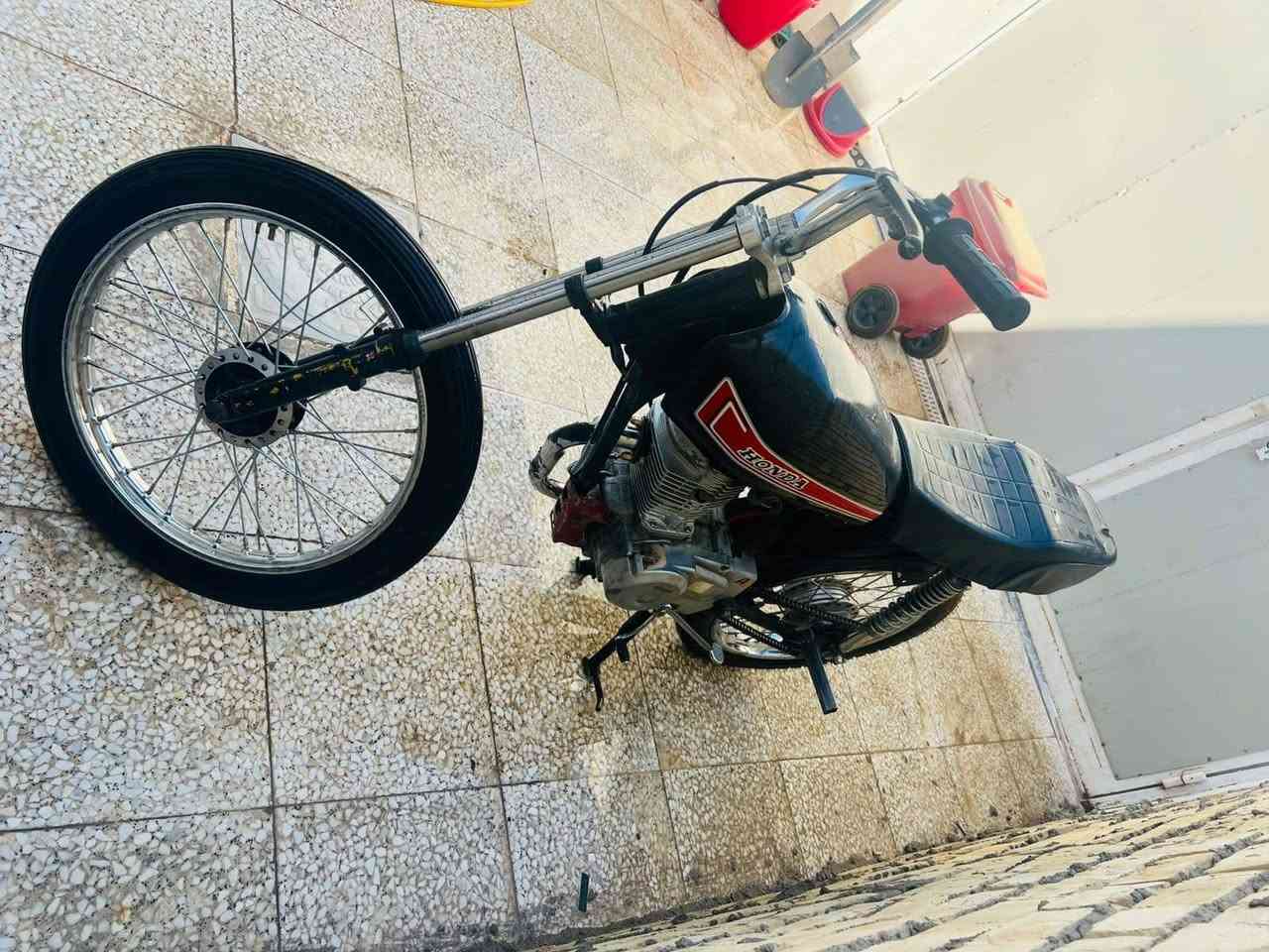 سلام عليكم شباب اربعه كير للبيع الدراجه شوفت عينك مكينتهه جديده والله وادراجه ستوني معمرهه كلك السعر 300وبيهه مجال ***********
