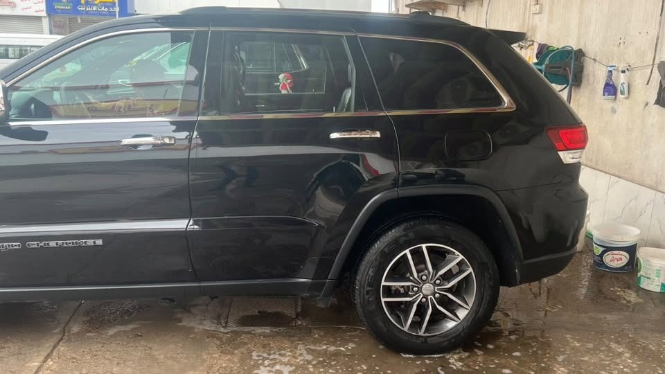 Jeep Grand Cherokee Limited 2020 :للبيع
للبيع جيب Grand Cherokee Limited موديل 2020، سيارة نظيفة ومميزة، تجمع بين الفخامة والقوة والأداء العالي.
المواصفات:
* موديل: 2020
Limited :الفئة *
V6 Pentastar لتر 3.6 :المحرك *
* ناقل حركة أوتوماتيك 8 سرعات
﻿﻿نظام دفع رباعي (4x4)
﻿﻿اللون: أسود
﻿﻿الممشى: 88,000 كم
التجهيزات:
﻿﻿مقاعد جلد فاخرة
﻿﻿تشغيل ودخول ذكي (بصمة)
Android Autoو Apple Carplay شاشة كبيرة مع *
﻿﻿كاميرا خلفية وحساسات خلفية
﻿﻿باب خلفي كهربائي
﻿﻿مقاعد ومقود مدفأة
﻿﻿نظام مراقبة النقطة العمياء
﻿﻿مكيف ممتاز وتبريد قوي
حالة السيارة:
﻿﻿البنيد: مصبوغ.
﻿﻿الرقم جديد.
﻿﻿الهزة: جديدة.
﻿﻿السيارة بحالة جيدة وجاهزة للاستخدام، ولا تحتاج إلى أي مصروف.
السعر: يُذكر للجادين فقط
للاستفسار أو المعاينة يرجى التواصل على الخاص.
سيارة لمتد تعال ذب فلوسك
اصعدها وروح جاهزة كاملة بدون
اي نقص حدادية فول قبل شهرين بدلتها سيارة ع ايد دكتور وانه مهندس بانزين محسن ودهن
وكالات عالمية تعال شوفها وكلبها
سيارة باسمي رقم بغداد جديد تحويل
يوم ثاني رقم جديد هزة جديدة من الاخير كلشي جاهز
رقم : ***********
بيها مجال للشراي فقط بيع مستعجل سعر قليل مو سعرها

