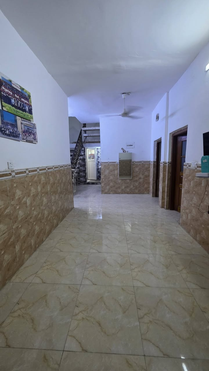 بيت للبيع منطقة الفلاحية قويب على ساحة التشابيه مساحة ٢٠٠م يتكون من ٣ غرف نوم واستقبال وهول و٢حمامات السعر١٧٠ مليون رقم الهاتف ***********
