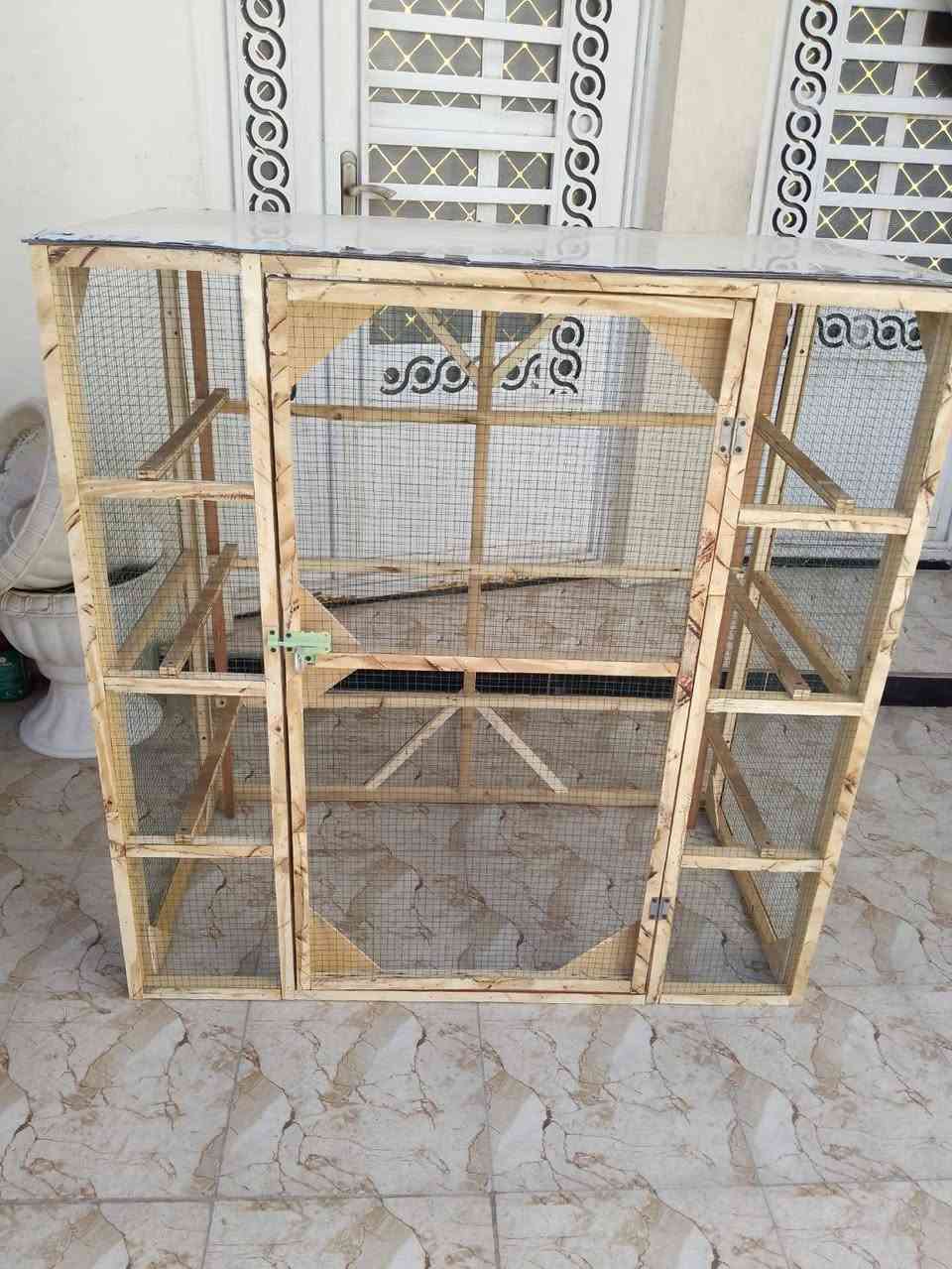 سلام عليكم مرخصة الادمن متاح قفص شغل جديد درجه اولى خشب روسي اصلي عرض 120 ارتفاع 125 نزال 65 يتفصخ براغي كامل مع ترايش مكان بغداد الحريه 

***********
