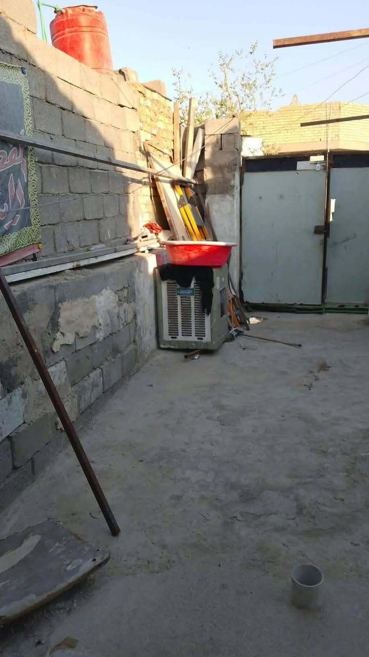 سلام عليكم بيت للبيع مكان.. حي دجله بشارع ماعرض مجوهرات مال حي النصر... البيت سندويش...  البيت كامل بس عوزه ترميم خارج وبسيط.... البيت يعتوي على ماي خطين  وكهرباء خط وبي خط مال انترنيت... مستعجل على بيعته سعر البيت 28 وبي مجال بسيط...   رقم الهاتف *********** بي وتساب بس وبل  فيس متواجد هم.
