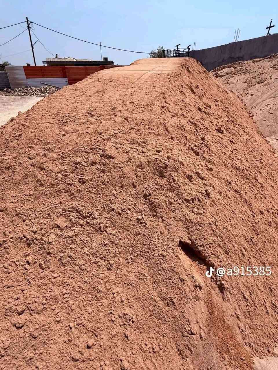 يالله يتوفر سمنت كريستال 
ورمل اسود ورمل احمر 
وبلوك درجه اولى متواجدين خاص حياكم الله

نص مكتوب في الصور:
- رمل بناء
- @a915385