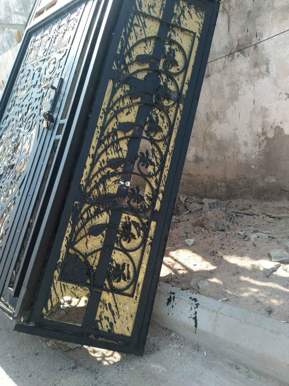 بيبان خشب وباب متخل حديد تفصال البيع ***********
